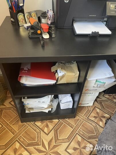 Угловой письменный стол с полками