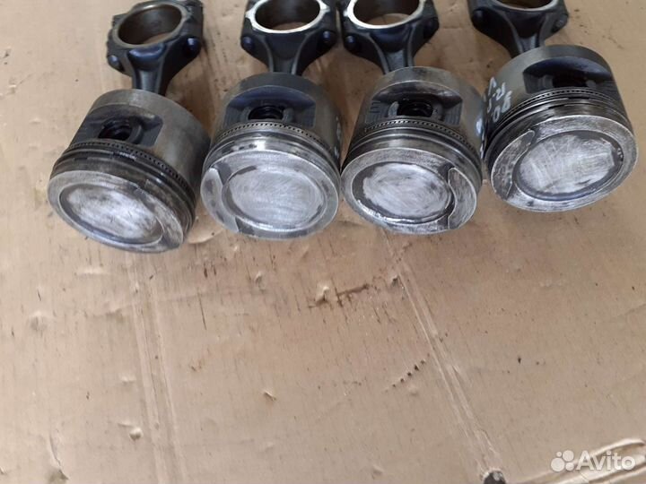 Поршень с шатуном Volkswagen Passat B3, B4 1.8 RF