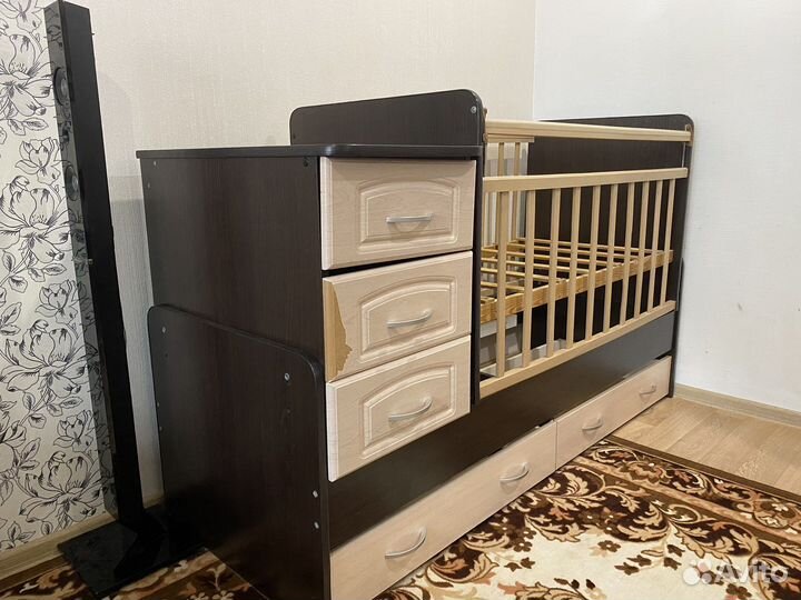 Детская кроватка с маятником