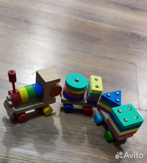 Развивающие игрушки. Деревянный паровозик