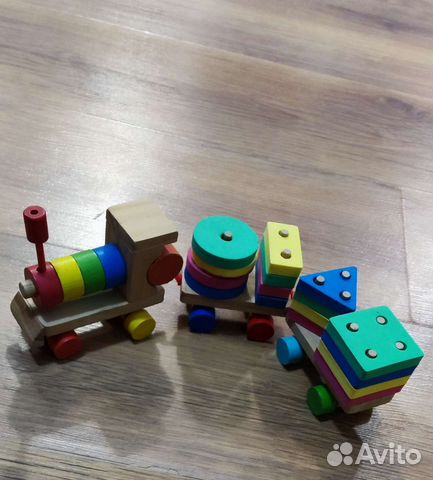 Развивающие игрушки. Деревянный паровозик