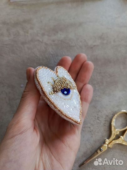 Брошь ручной работы из бисера