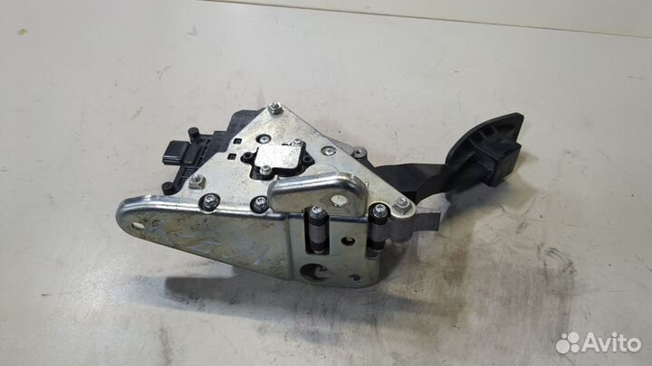 Педаль газа Infiniti QX56, 2011