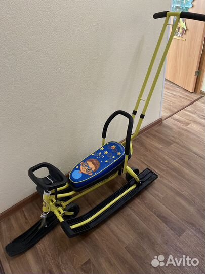 Снегокат Барс с колесами и родительской ручкой