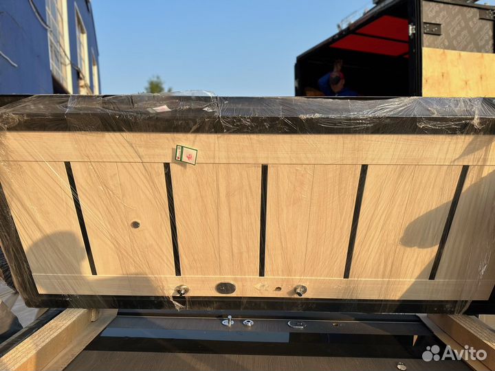 Дверь входная в квартиру новая