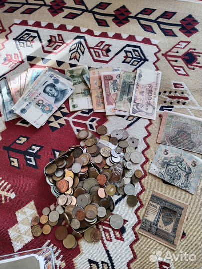 Коллекция монет и купюр