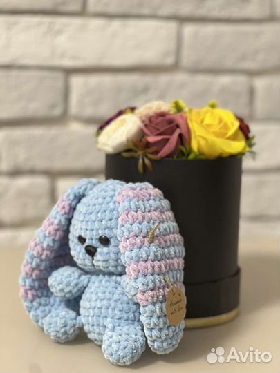 Вязаный плюшевый зайка