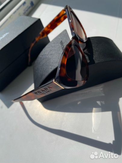 Солнцезащитные очки женские prada