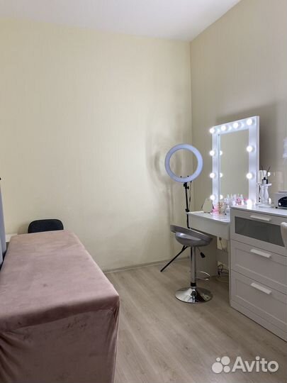 Место по наращиванию ресниц и перманент макияж