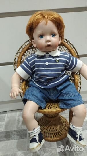 Кукла фарфоровая сидячая