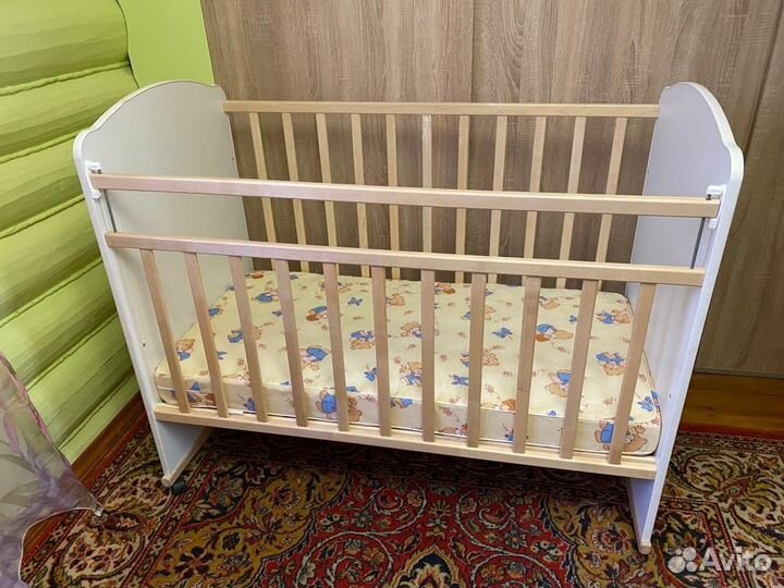 Детская кроватка с матрасом