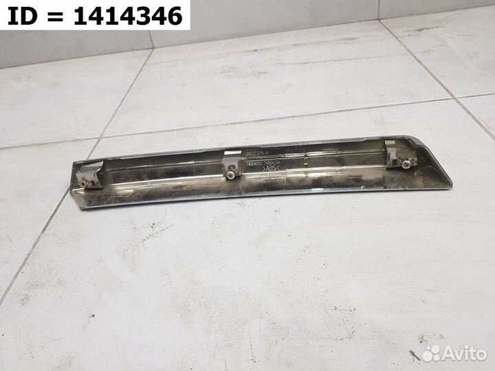 Молдинг решетки радиатора правый Mitsubishi Pajero