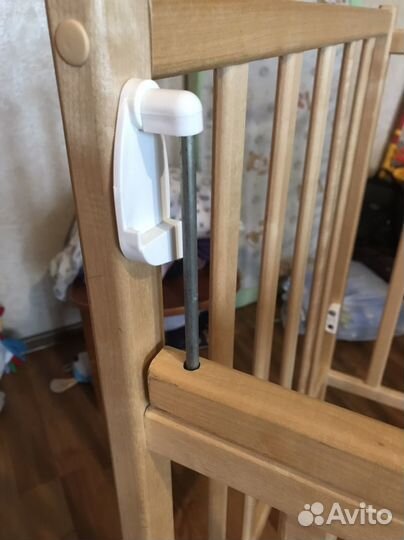 Детская кроватка на колесиках