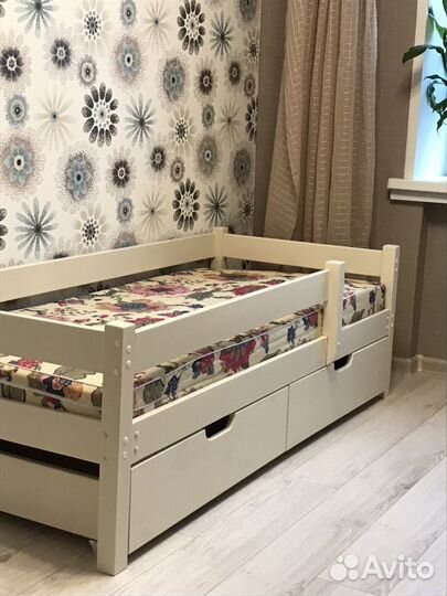 Кровать детская из натурального дерева