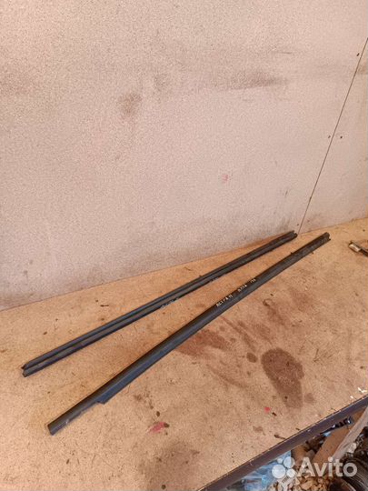 Уплотнитель стекла правый Opel Astra H GTC