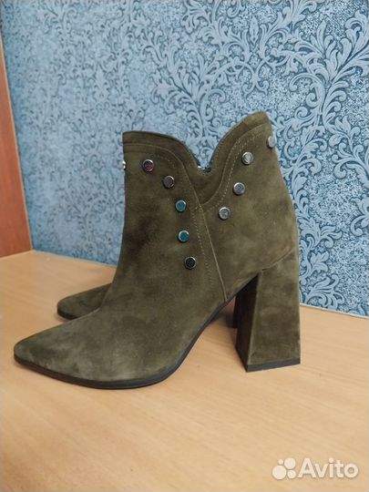 Ботинки замшевые женские