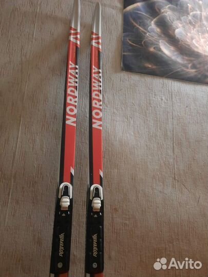 Лыжные ботинки и лыжи