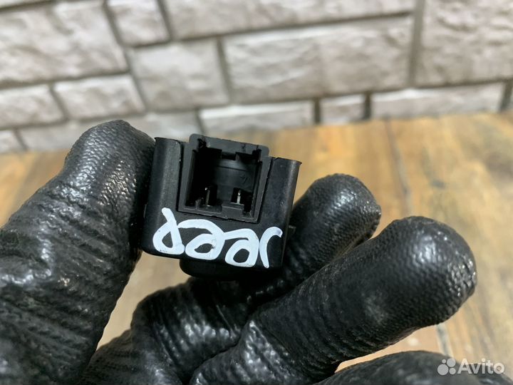 Jeep Grand Cherokee Кнопка закрывания багажника