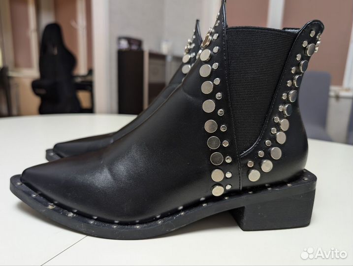 Продам ботильоны 39 размер с клепками