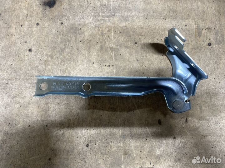 Петля капота Skoda Rapid 2013-2020 год 5JA823301A