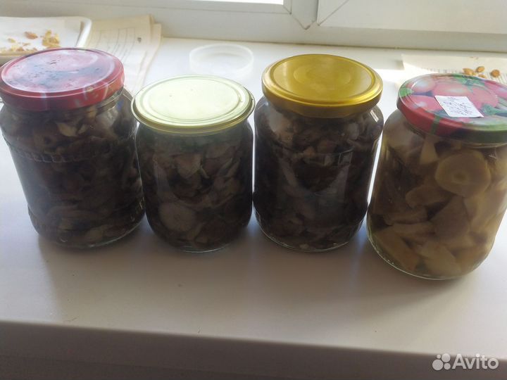 Грибы опята маринованные, грузди