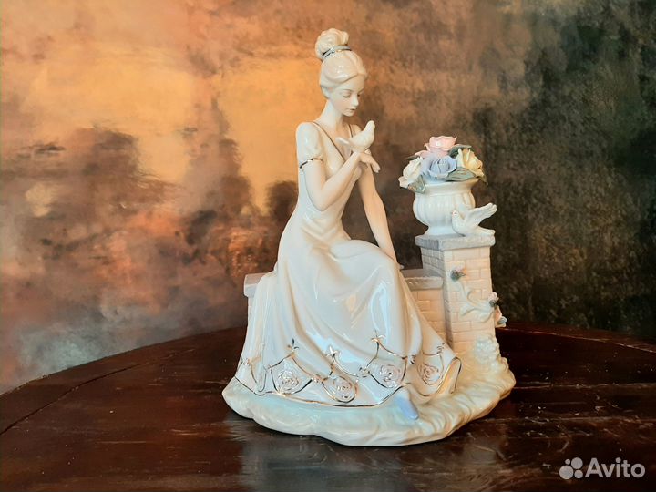 Фарфоровая статуэтка - Девушка на скамейке