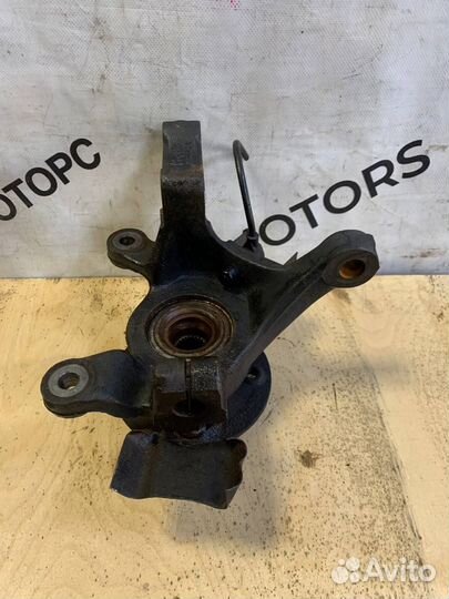 Кулак передний RH Mercedes-Benz Vito W638 ступица