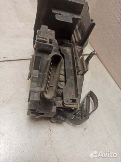 Замок двери передней левой