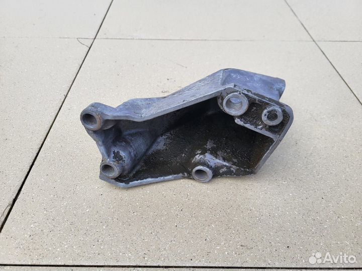 Кронштейн двигателя левый VW Passat B5