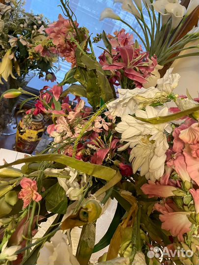 Ваза и искусственные цветы