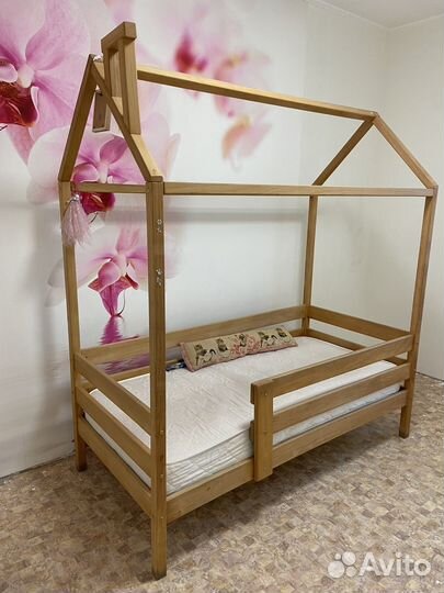 Кровать домик из бука