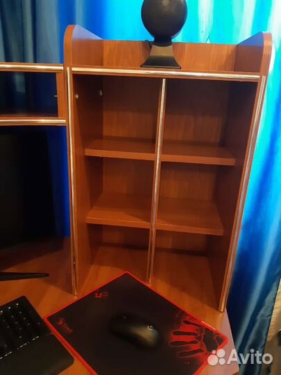 Угловой компьютерный стол