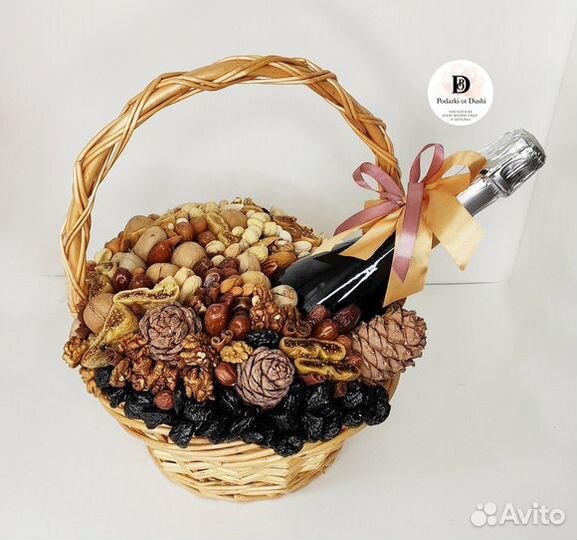 Подарочная корзина. Фруктовая корзина в ассортим