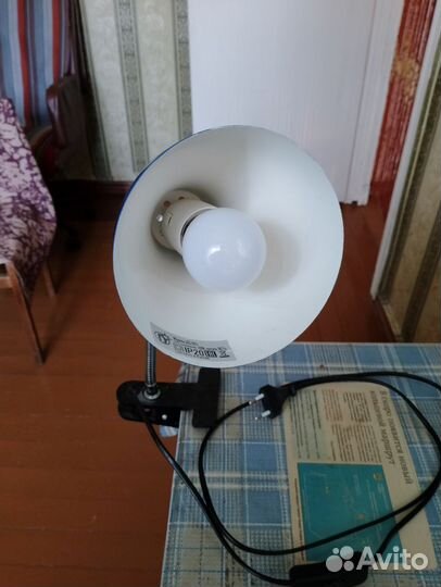 Лампа настольная на прищепке