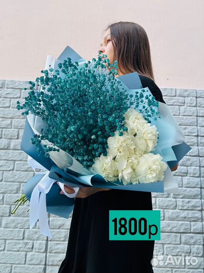 Букет с белыми диантусами и яркой гипсофилой