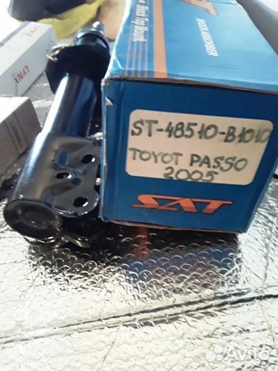 Стойка амортизатора передняя новая toyota