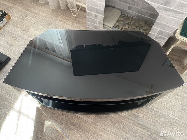 Стеклянная тумба под тв