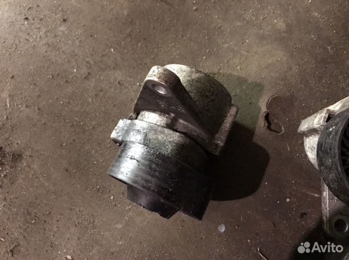 Volvo XC90 натяжитель с роликом ремня грм