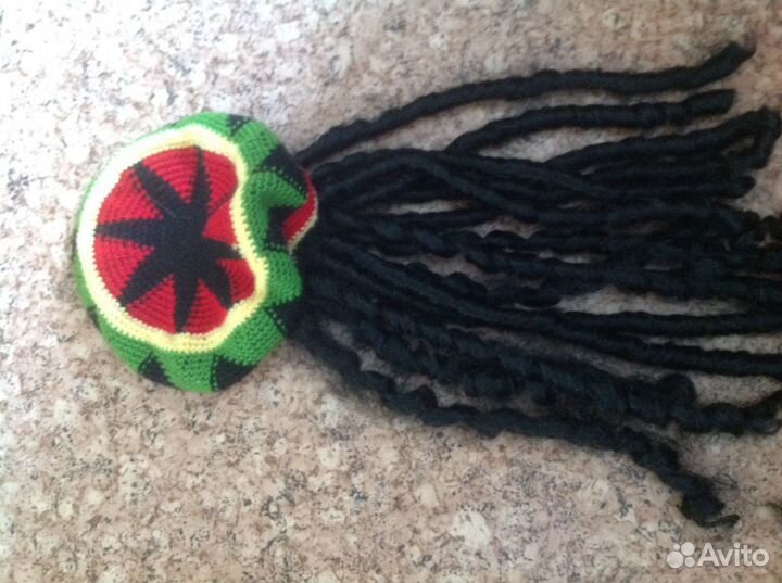 Шапка-берет с искусственными волосами