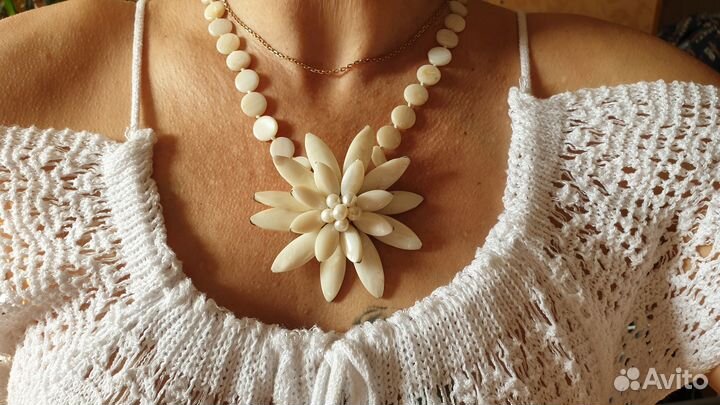 Украшение из перламутра