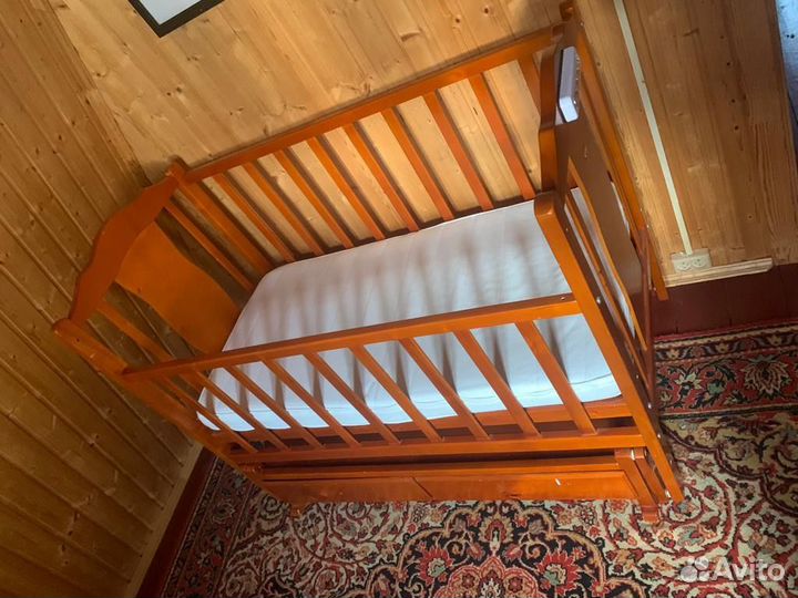 Детская кроватка с маятником