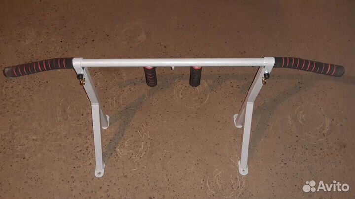 Турник настенный