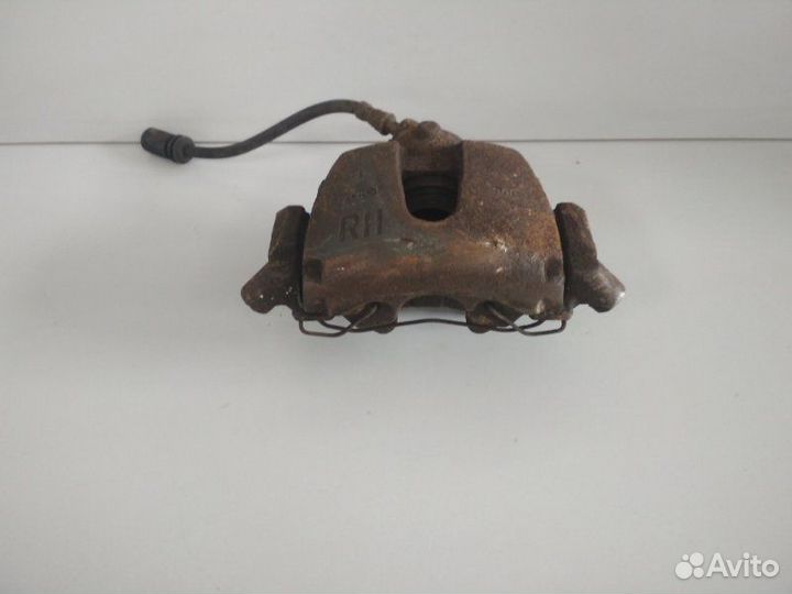 Суппорт передний правый Ford Focus 2