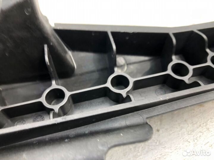 Bmw 7 G11 19- Кронштейн жалюзи левый 1745