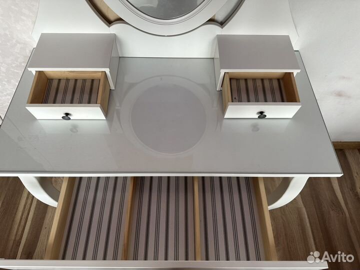 Туалетный столик IKEA с зеркалом