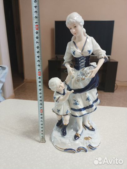 Большая фарфоровая статуэтка Дама с мальчиком