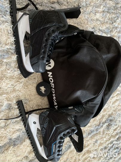 Набор из коньков, сумки и шайбы