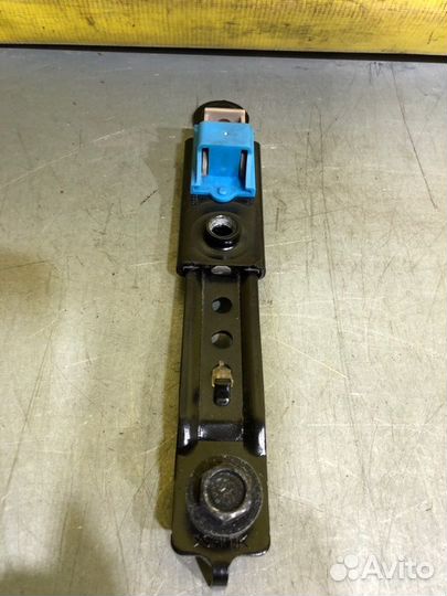 Механизм регулировки ремня безопасности передний