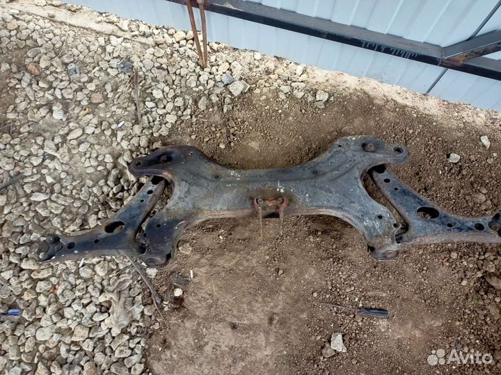 Подрамник Toyota Prius nhw10