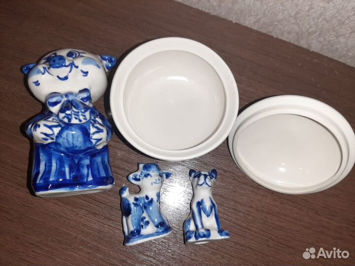 Шкатулка и фигурки гжель